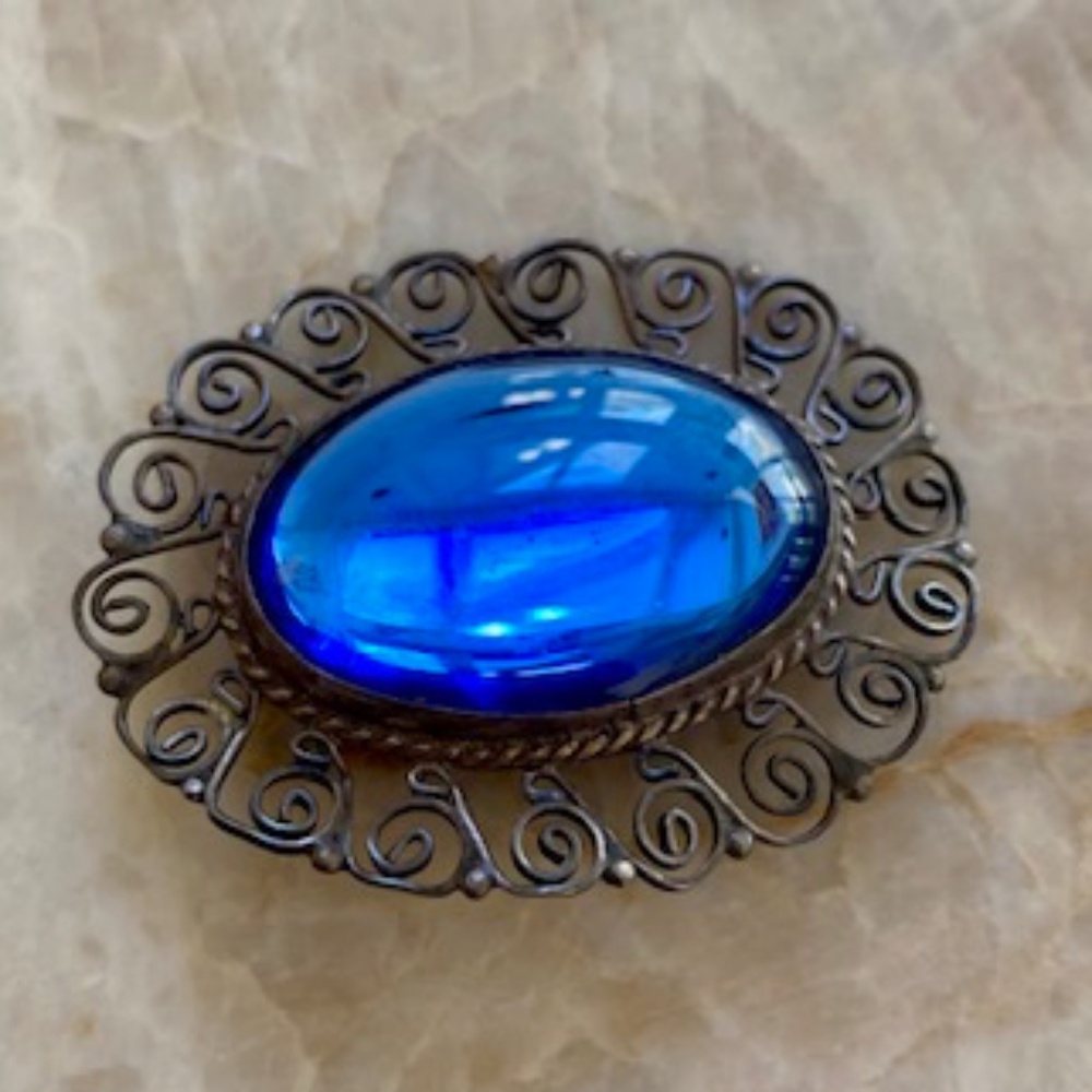 Vintage Sterling Silver Filigree Brooch – Electric Blue Glass Cabochon –